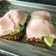 Tostada de aguacate, tomate, queso y jamón