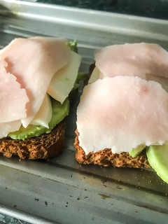 Foto principal de Tostada de aguacate, tomate, queso y jamón
