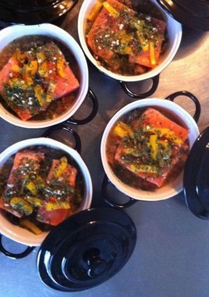 Une photo de Cassolettes de saumon aux poivrons tricolores et herbes