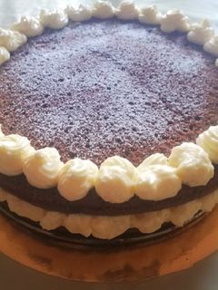 Una foto de Tarta de chocolate rellena de frambuesa y mousse de vainilla 🥧