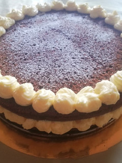 Una foto de Tarta de chocolate rellena de frambuesa y mousse de vainilla 🥧