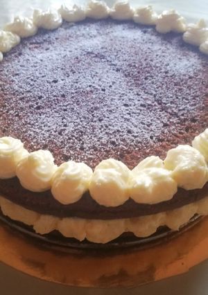 Una foto de Tarta de chocolate rellena de frambuesa y mousse de vainilla 🥧