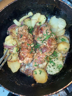 Una foto de Chunchules con papas doradas