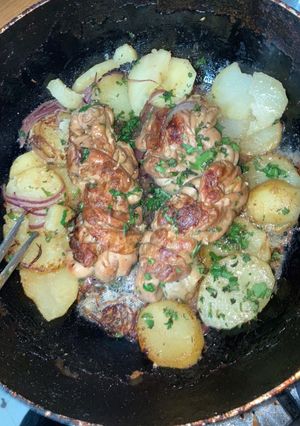 Una foto de Chunchules con papas doradas