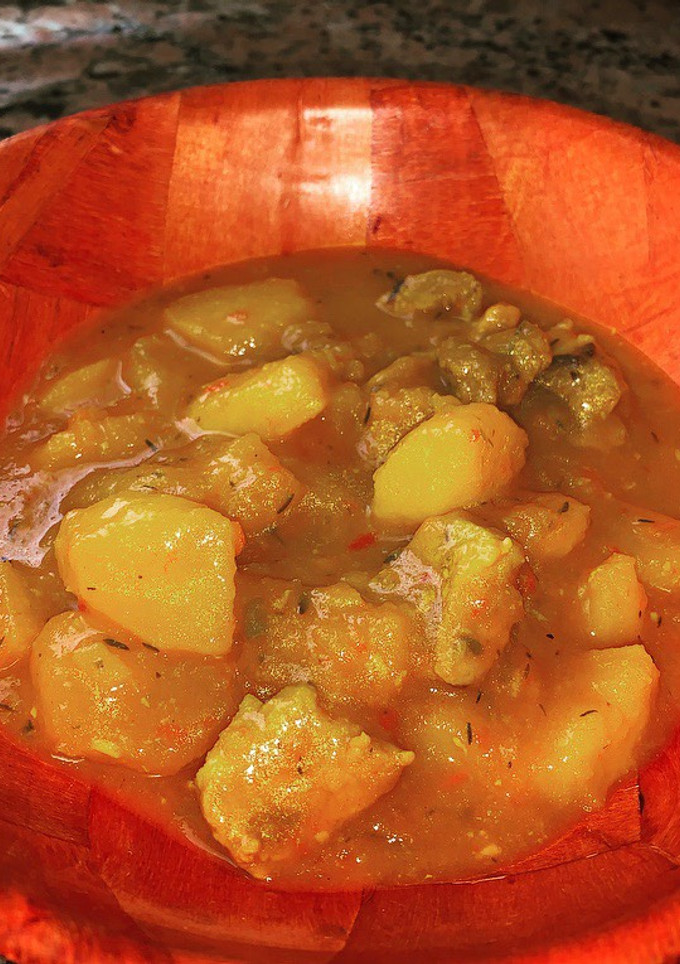 Una foto de Riquísimo y jugoso guisado de patatas con costillas