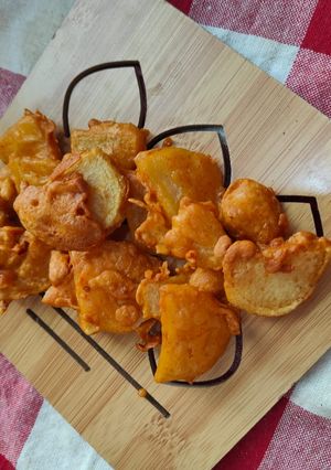 आलू भजिया (aloo bhajiya recipe in Hindi) रेसिपी मुख्य फोटो