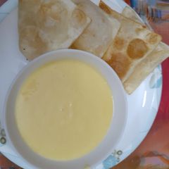 A picture of Mango shake with pori.