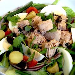 A picture of Niçoise Salad (for dieters).
