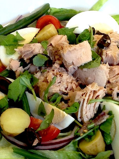 A picture of Niçoise Salad (for dieters).