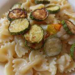 Foto di Farfalle zucchine fritte e alici in crema di burrata alla menta