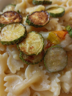 Foto di Farfalle zucchine fritte e alici in crema di burrata alla menta