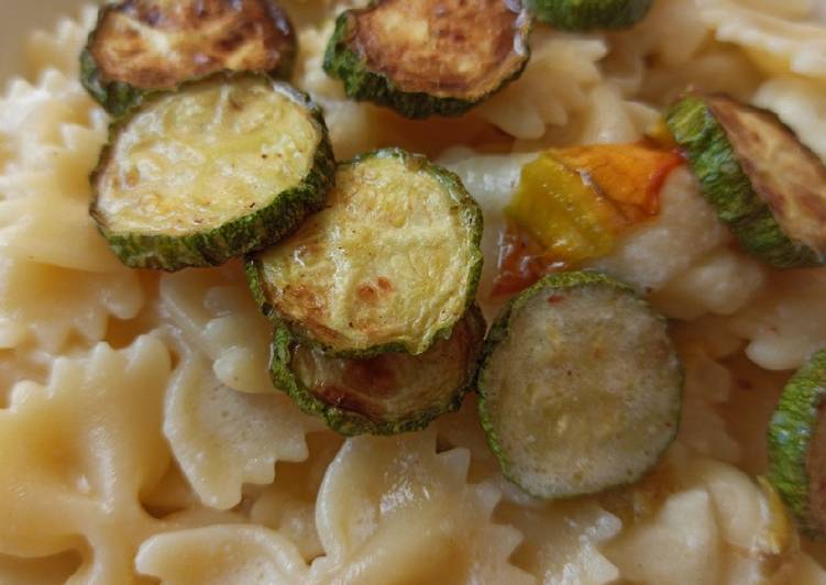 Farfalle zucchine fritte e alici in crema di burrata alla menta