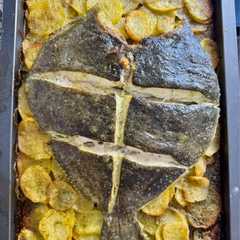 Una foto de Rodaballo con patatas panaderas al ajo