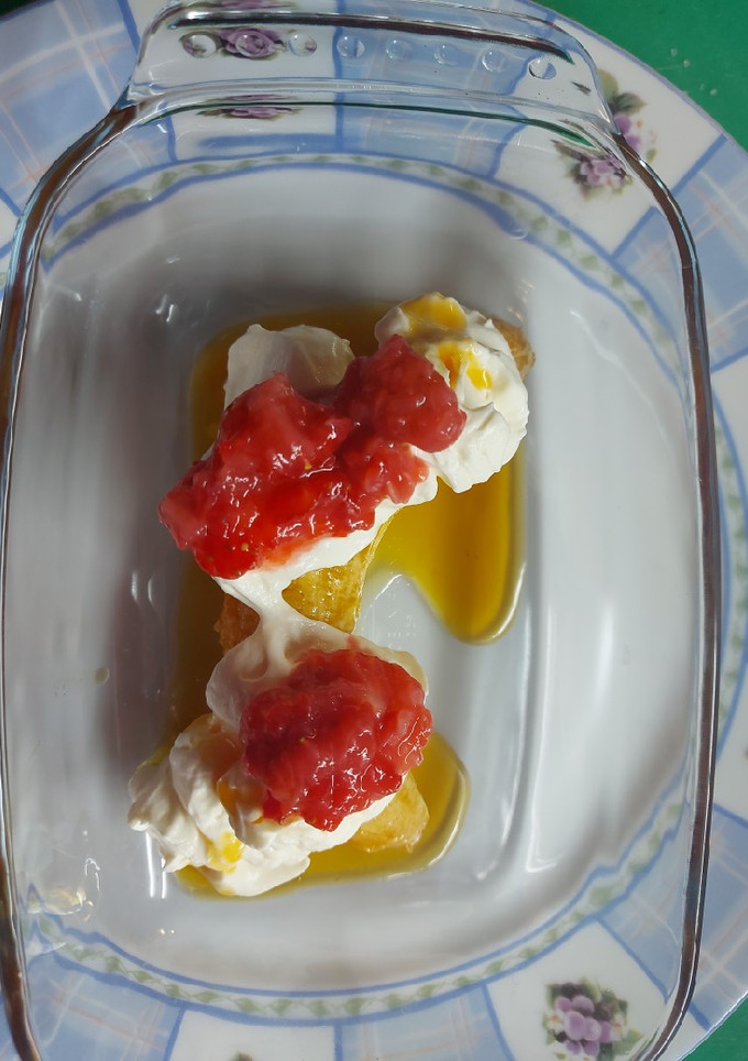 Una foto de Plátano al caramelo con nata y fresas