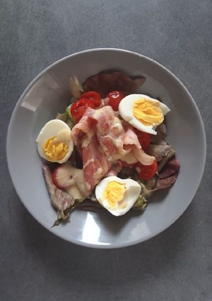 Une photo de Salade aux lardons et œufs mi-cuits