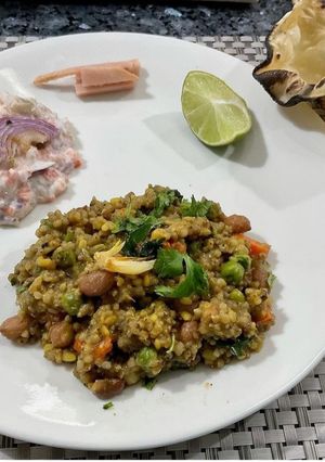 બાજરા ની ખીચડી (Bajra Khichdi Recipe In Gujarati) રેસીપી મુખ્ય ફોટો