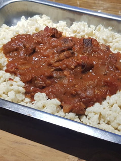 Una foto de Goulash o estofado húngaro sin crema. Con spatzles (pasta)