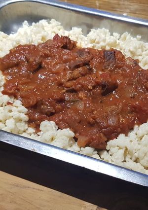 Una foto de Goulash o estofado húngaro sin crema. Con spatzles (pasta)