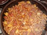 Guiso de fideos, carne y salchi parrillera