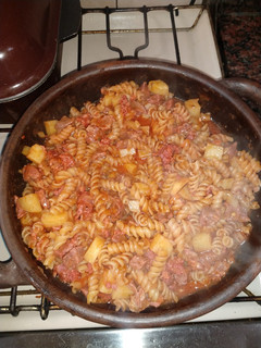 Una foto de Guiso de fideos, carne y salchi parrillera