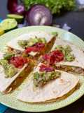 Quesadillas rellenas de carne picada y queso fundido