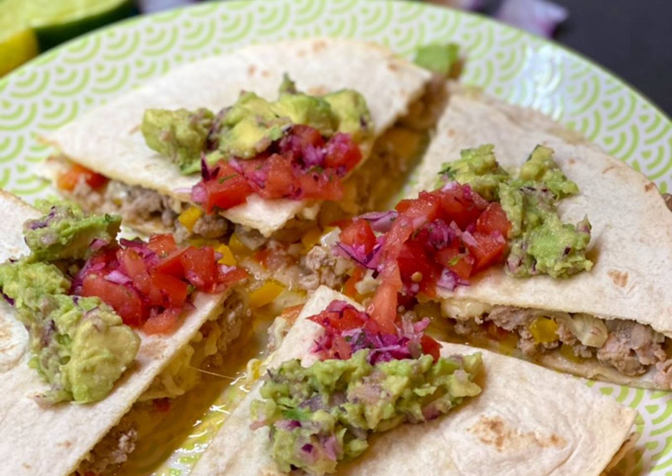 Quesadillas rellenas de carne picada y queso fundido