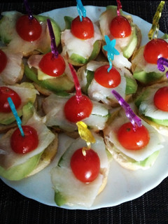 Una foto de Tostas de bacalao y aguacate