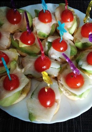 Foto principal de Tostas de bacalao y aguacate
