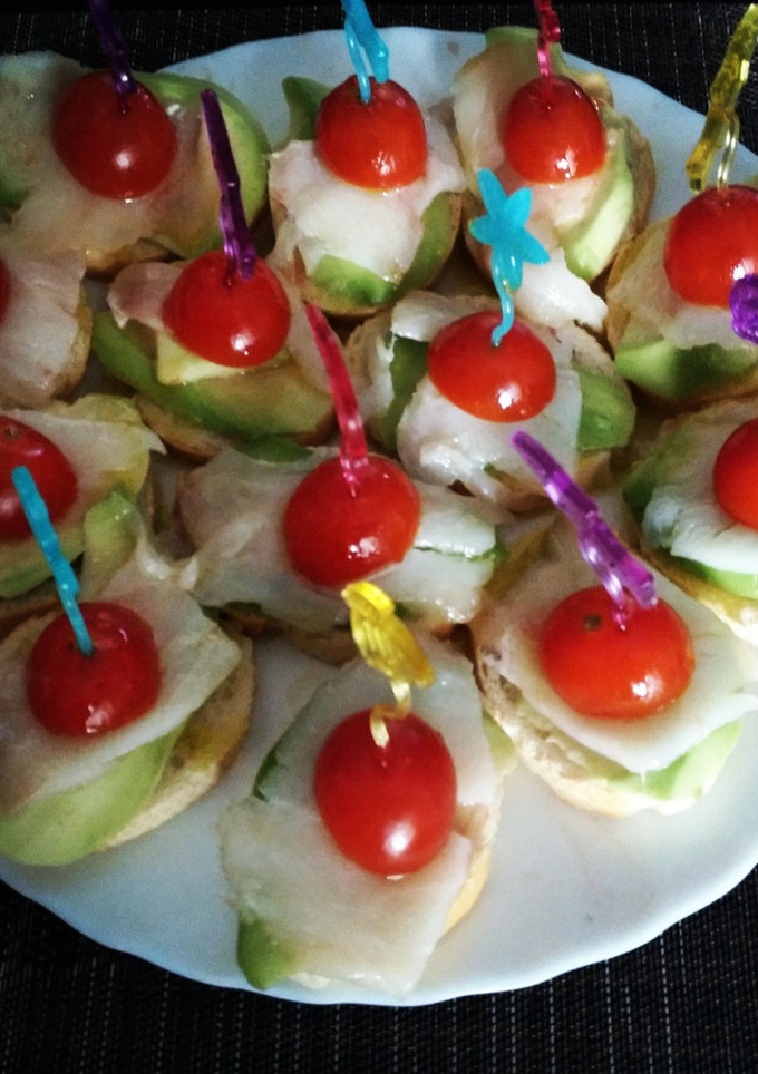 Una foto de Tostas de bacalao y aguacate