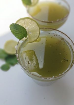 A picture of Refreshing Fennel Mint Lemonade.