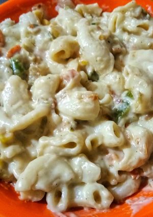 A picture of White sauce pasta.