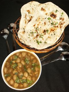 छोले और बटर नान (chole aur butter naan recipe in hindi) रेसिपी मुख्य फोटो