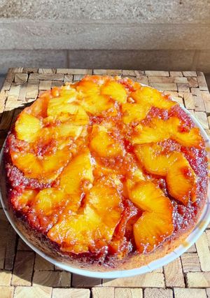 Une photo de Gâteau au yaourt à l’ananas frais caramélisé