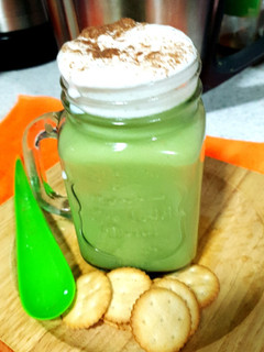 Una foto de ¿¿Té Matcha con espuma de leche y canela??... NOOOOO