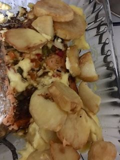Una foto de Salmón rosado al horno con papas y crema