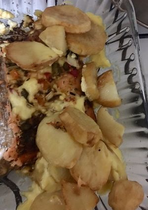 Una foto de Salmón rosado al horno con papas y crema