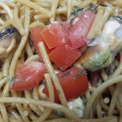 A picture of Garlic Pasta with Mussels.