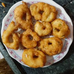 A picture of Urad dal ke wada.
