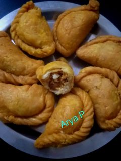 खोया गुझिया(khoya gujiya recipe in hindi) रेसिपी मुख्य फोटो