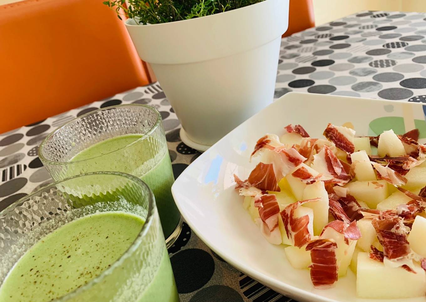 Entrante fresco: gazpacho verde y melón con jamón.🥬