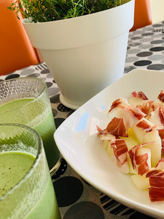 Una foto de Entrante fresco: gazpacho verde y melón con jamón.🥬