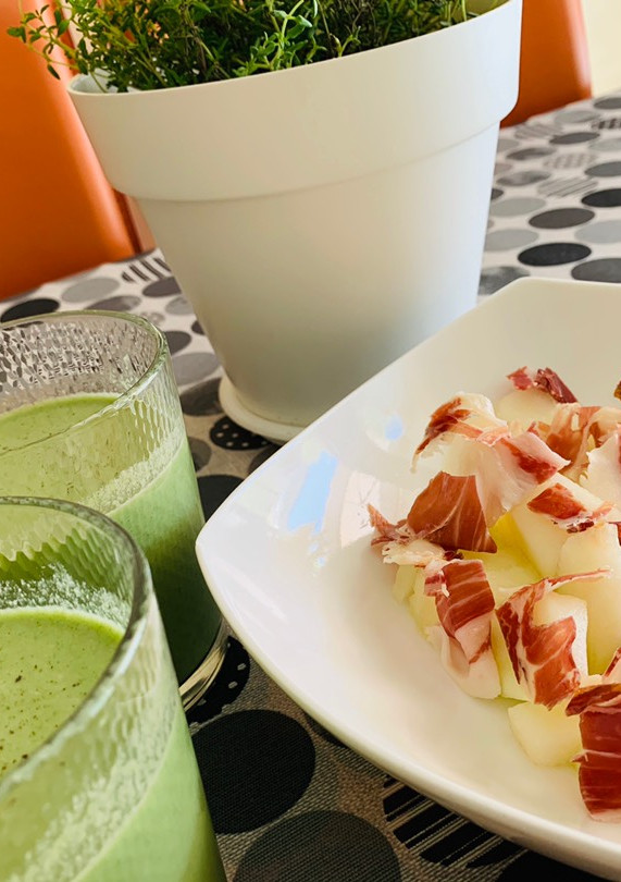Una foto de Entrante fresco: gazpacho verde y melón con jamón.🥬