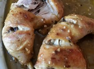 Una foto de Muslos de pollo al horno