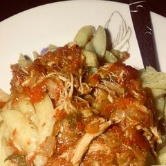 A picture of Chips with chicken sauce.