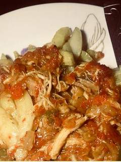 A picture of Chips with chicken sauce.