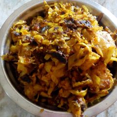 A picture of Fried Cabbage with fish head.