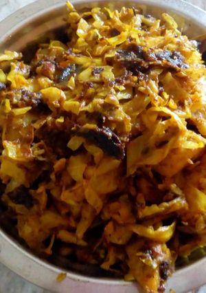 A picture of Fried Cabbage with fish head.