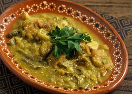 Chicharrón en Salsa Verde con Nopales ✨️👌