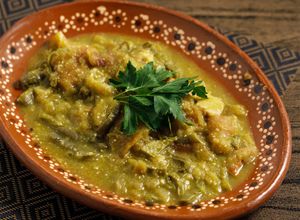 Una foto de Chicharrón en Salsa Verde con Nopales ✨️👌