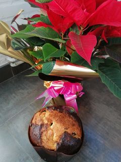 Una foto de 1.Panettone de pasas y fruta escarchada